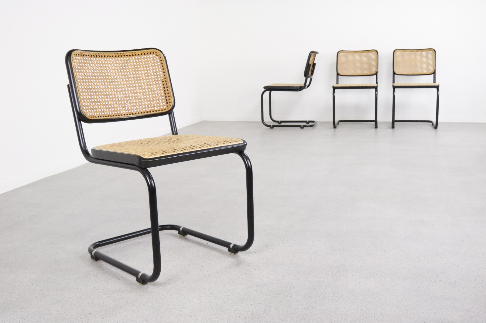 Marcel-Breuer-B32-Cesca-cantiliver-dinner-chairs-Mid-century-cane-tubular-dining-chairs-Vintage-design-rieten-eetkamerstoelen-1.jpeg