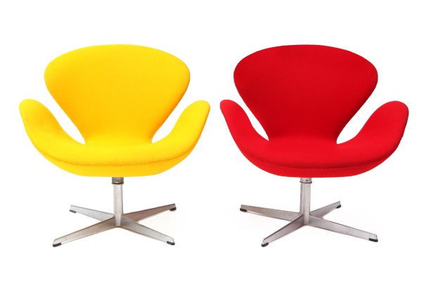 40_Pair-of-Swan-Chairs-by-Arne-Jacobsen-1-600x400